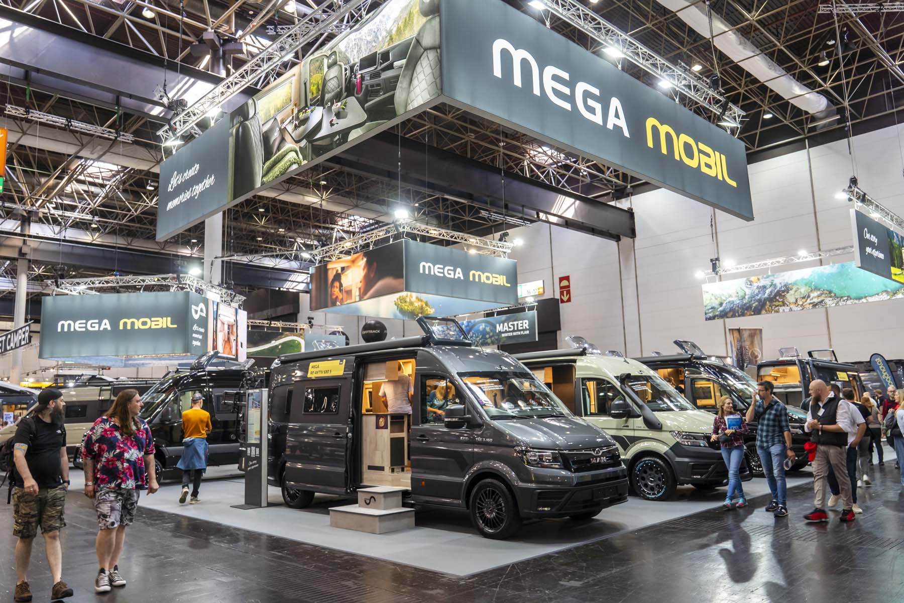 Messe Fotograf Duesseldorf Chris Goettert 01 – Chris Göttert Fotograf Düsseldorf Professionelle Standfotografie auf der boot Düsseldorf: Übersicht einer Messehalle mit Luxusyachten, fotografiert von Messefotograf Chris Göttert mit Same Day Delay Angebot