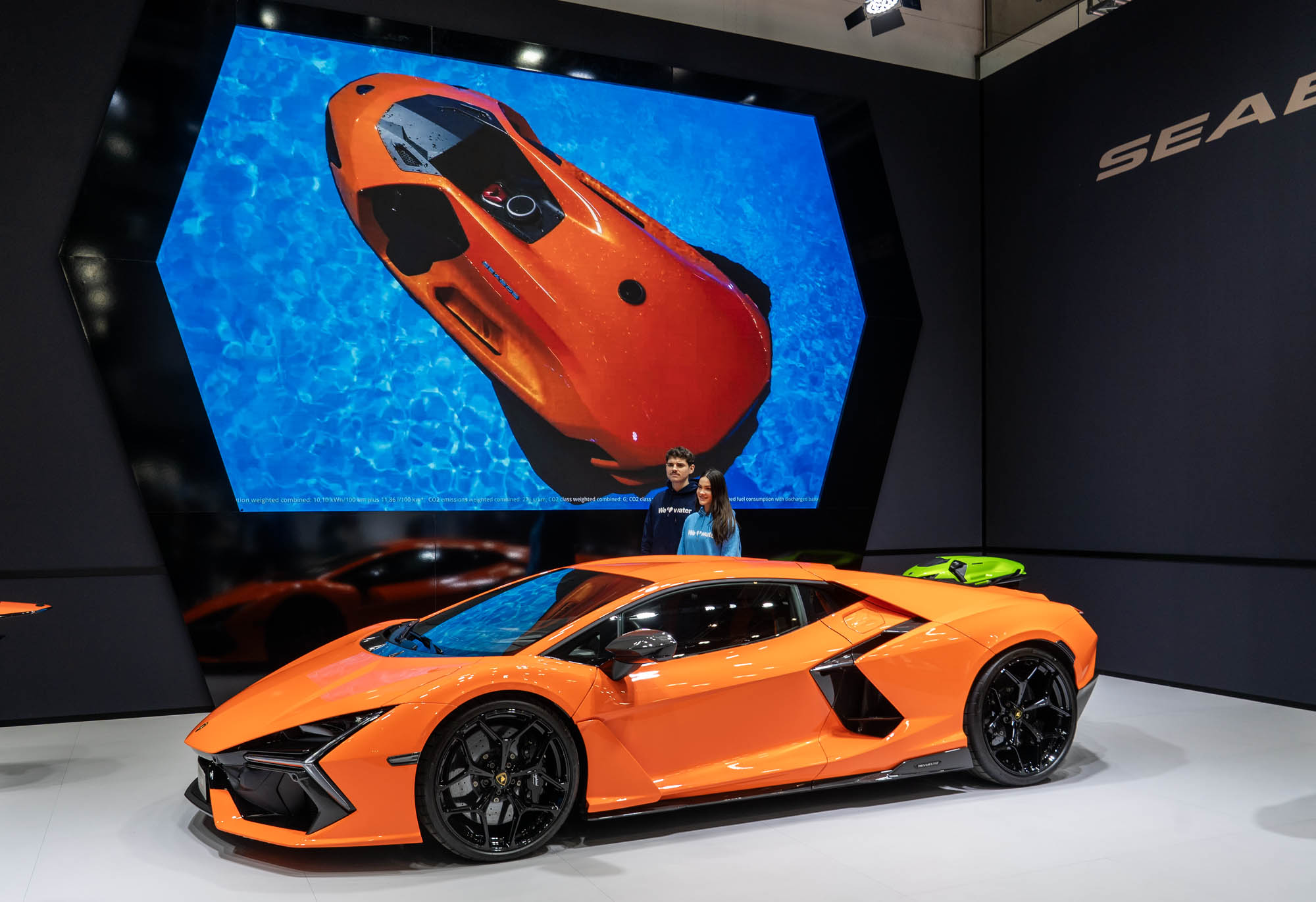 messefotograf duesseldorf boot 2026 lamborghini seabob standfotos 2 – Chris Göttert Fotograf Düsseldorf Professionelle Standfotografie auf der boot Düsseldorf: Übersicht einer Messehalle mit Luxusyachten, fotografiert von Messefotograf Chris Göttert mit Same Day Delay Angebot