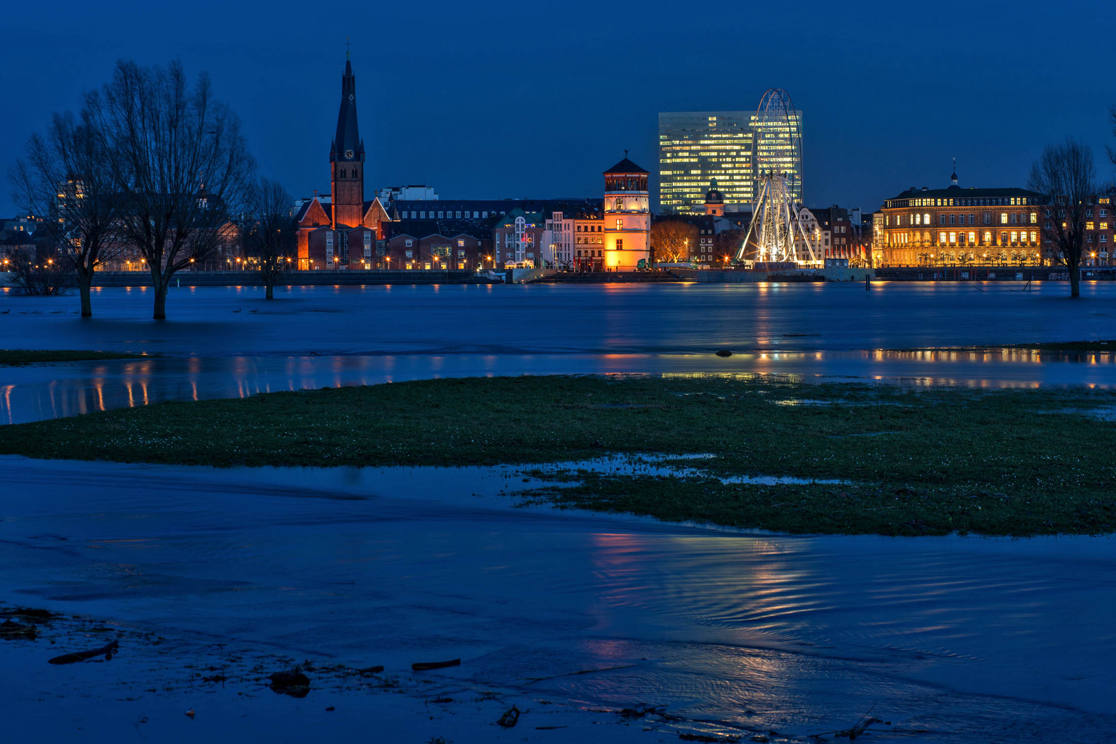 Düsseldorf Altstadt bei Hochwasser in der Blauen Stunde am Rhein – Foto von Chris Göttert Fotografie