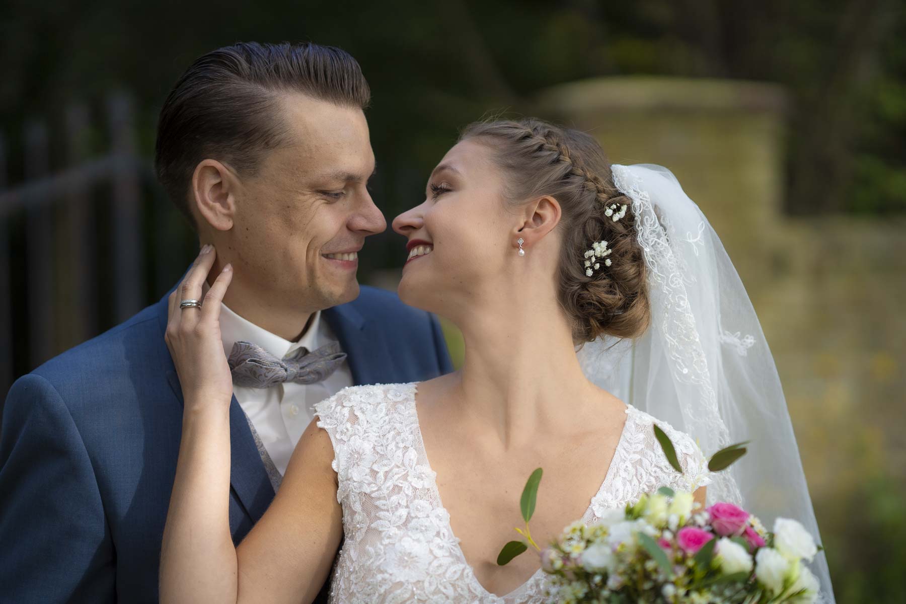 Brautpaar lächelt sich an – emotionale Hochzeitsfotografie von Chris Göttert, Fotograf Düsseldorf