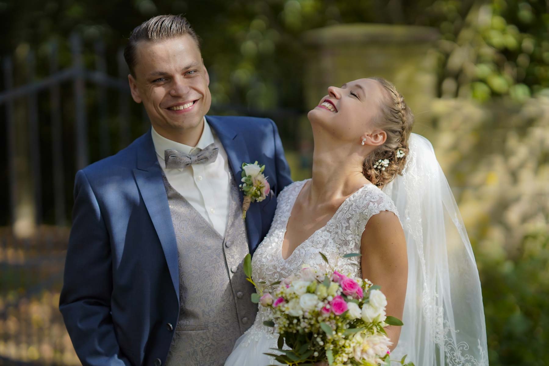 Brautpaar beim ersten Blick nach der Trauung – Hochzeitsfotograf Düsseldorf, Chris Göttert