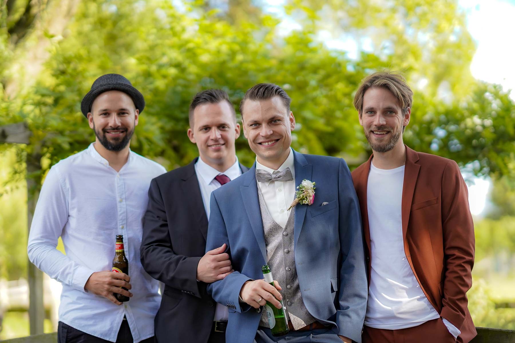 Hochzeitsfotograf Düsseldorf Chris Göttert – natürliche Hochzeitsfotos beim Feiern mit Freunden