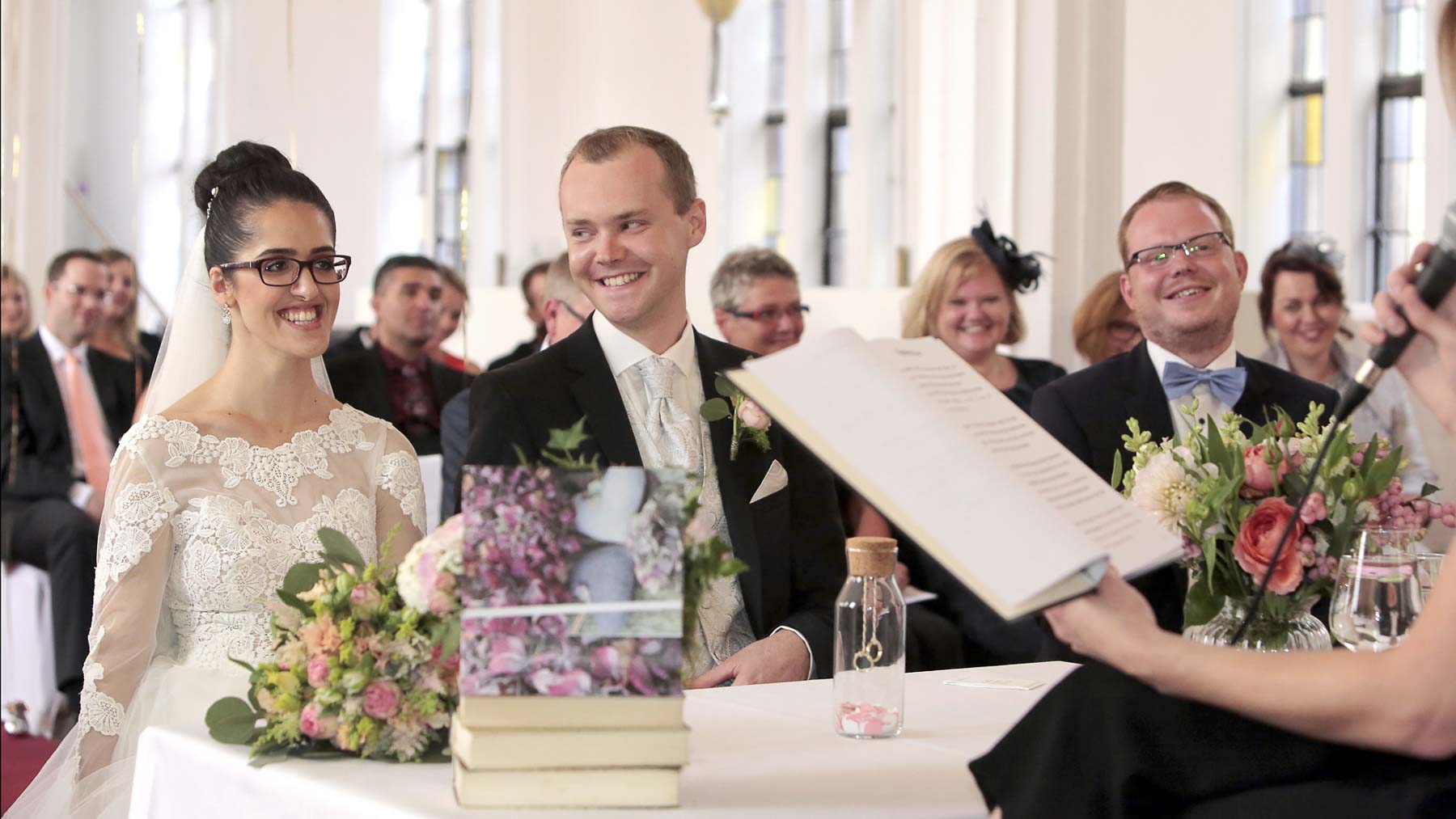 Hochzeitsfotograf Düsseldorf Chris Göttert – glückliches Brautpaar bei der Trauung im Standesamt
