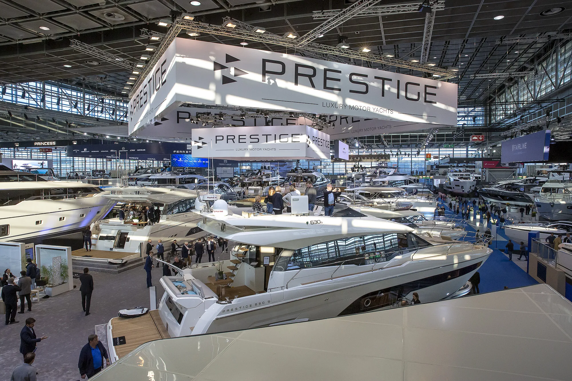 Düsseldorf Altstadt bei Hochwasser in der Blauen Stunde am Rhein – Foto von Chris Göttert Fotografie