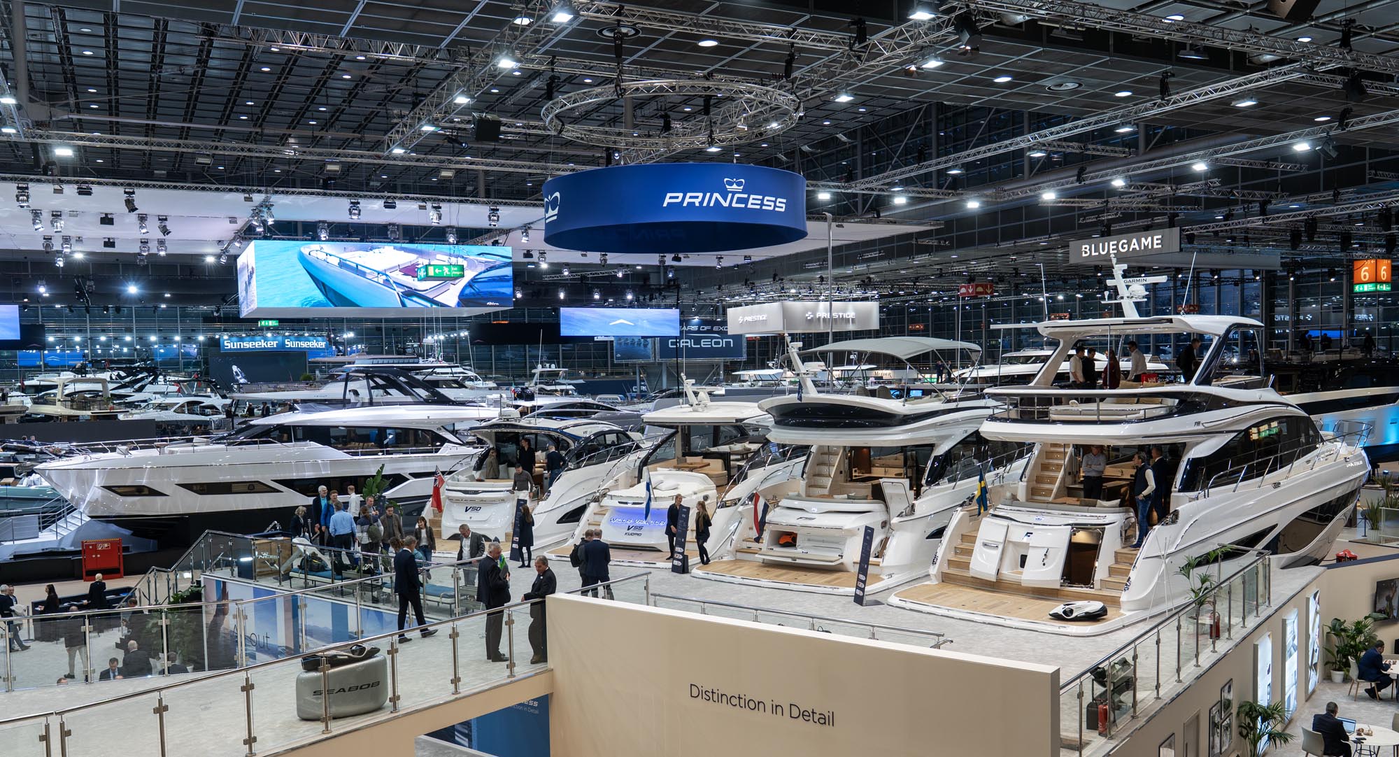 Düsseldorf Altstadt bei Hochwasser in der Blauen Stunde am Rhein – Foto von Chris Göttert Fotografie