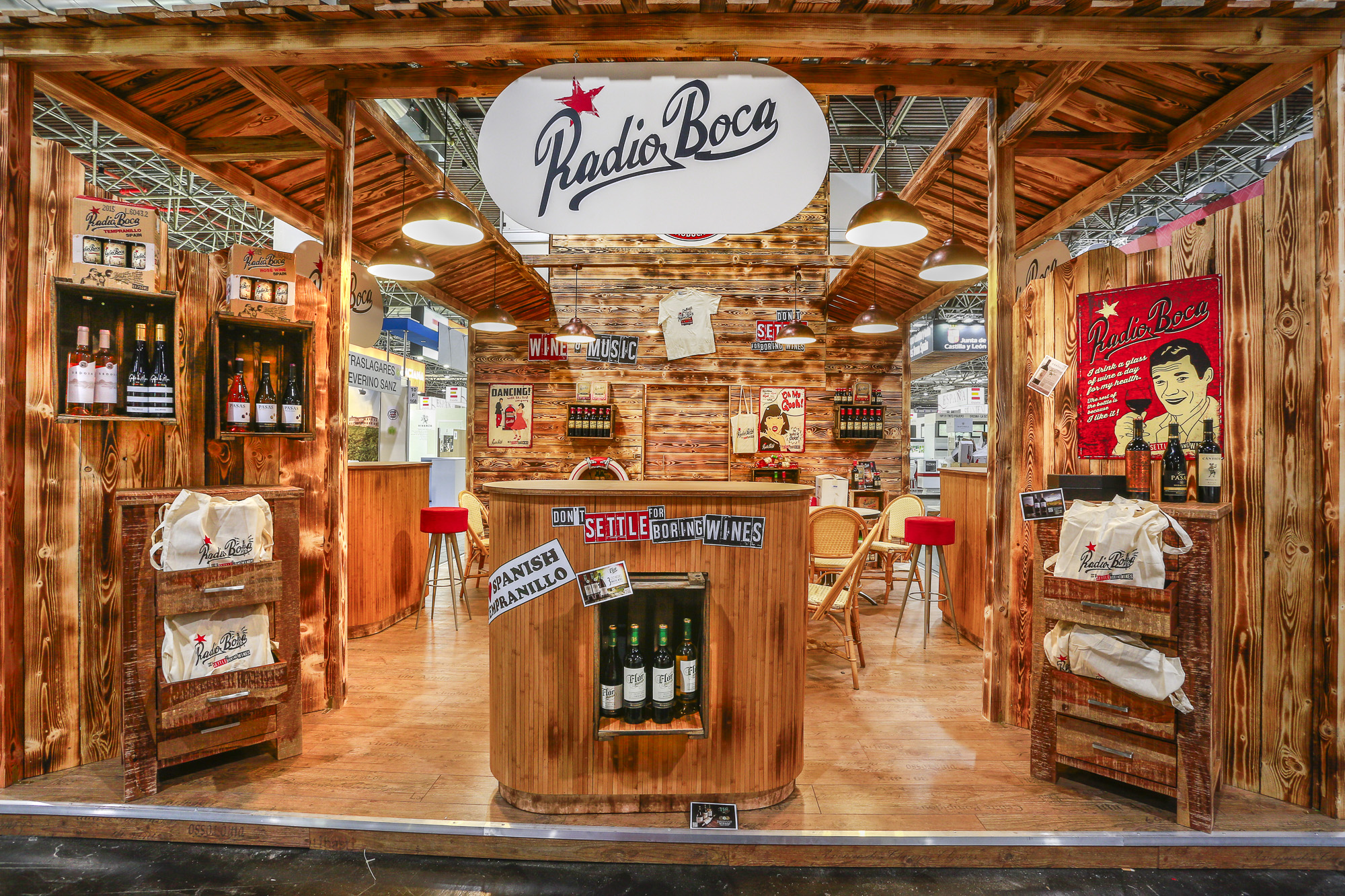 Professionelle Standfotografie auf der boot Düsseldorf: Übersicht einer Messehalle mit Luxusyachten, fotografiert von Messefotograf Chris Göttert mit Same Day Delay Angebot